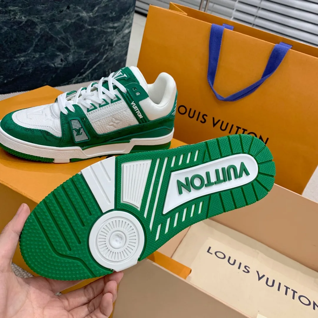 👟👟Ex-factory price 840👟👟 Women's Shoes Factory Purchasing Level ✈️ LV Trainer Latest Series of Couple's Sports Shoes Super Handsome Denim New Style, Very Good-looking ~ A must-have item for fashionistas Top-notch embossed grained calf leather on the upper Original molded T👟👟Ex-factory price U outsole, same texture as the original version Please look for our quality Please pay attention to distinguish the currency materials on the market Men's size: 39-45 Women's size: 35-40 ⚠️Full set of packaging (exclusive z👟👟factory price level anti-theft buckle cannot be sold once disassembled)